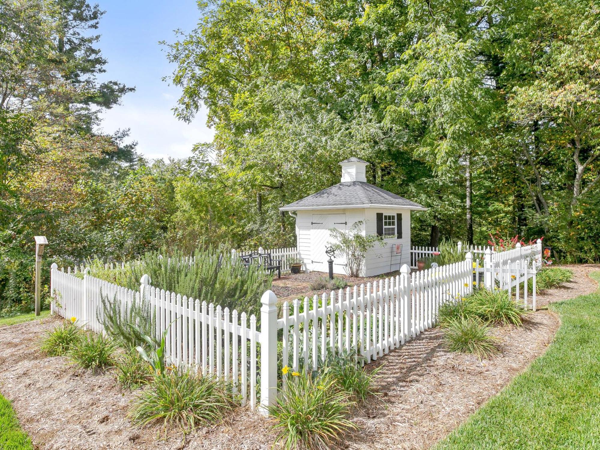 Bed & Breakfast On Tiffany Hill Mills River Exterior photo
