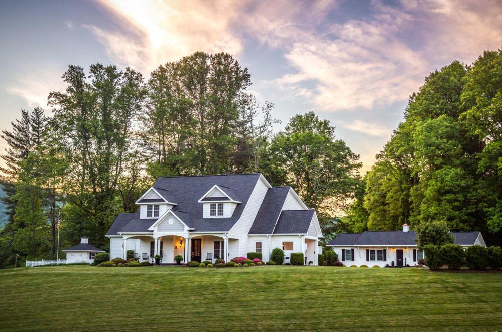 Bed & Breakfast On Tiffany Hill Mills River Exterior photo